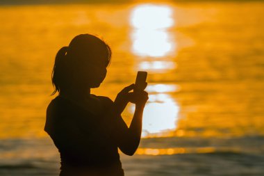 Selfie gün batımı Tayland alarak genç kız