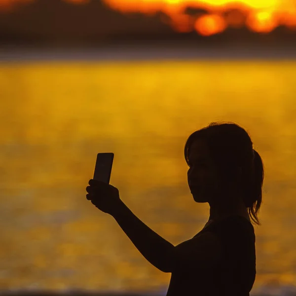 Jeune fille prenant selfie au coucher du soleil Thaïlande — Photo