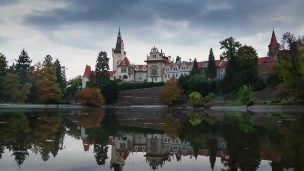 Pruhonice Vista del castillo desde el lago — Vídeo de stock