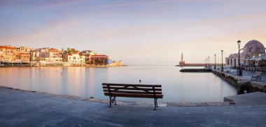 Eski liman of Chania tezgah ve deniz feneri günbatımı