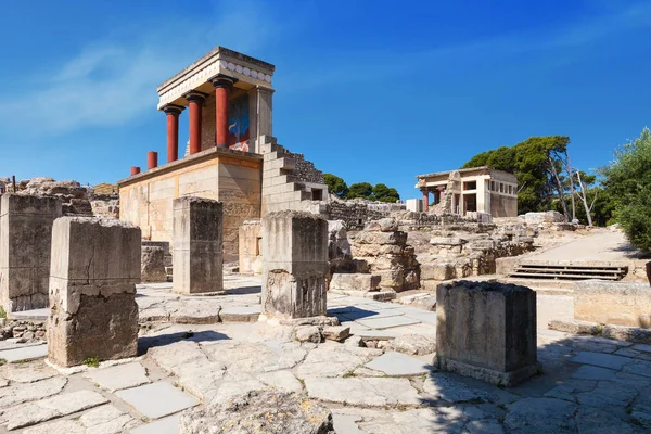Palác Knossos s starověké sloupy minojské civilizace — Stock fotografie