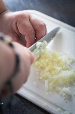 Şef kesme soğan üzerinde kesme tahtası evde