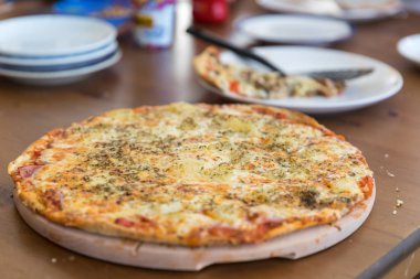 dilim jambon ahşap plaka ve ev ortamında masa ile otantik ev yapımı peynir pizza