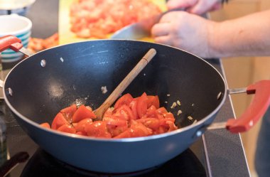 Hazırlama ve otantik ev yapımı domates sosu için pizza veya makarna pişirme Şef