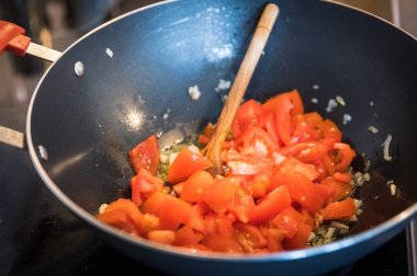 Hazırlama ve pişirme pizza veya makarna için otantik ev yapımı domates sosu