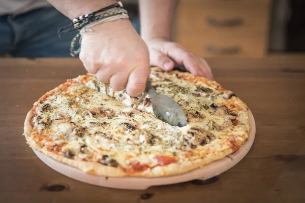 Mann Schneidet Scheiben Authentischer Hausgemachter Käse Pizza Auf Holztisch — Stockfoto