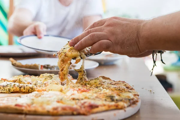 Mann Schneidet Scheiben Authentischer Hausgemachter Käse Pizza Auf Holztisch — Stockfoto