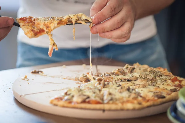 Mann Schneidet Scheiben Authentischer Hausgemachter Käse Pizza Auf Holztisch — Stockfoto