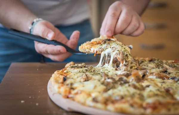 Mann Schneidet Scheiben Authentischer Hausgemachter Käse Pizza Auf Holztisch — Stockfoto