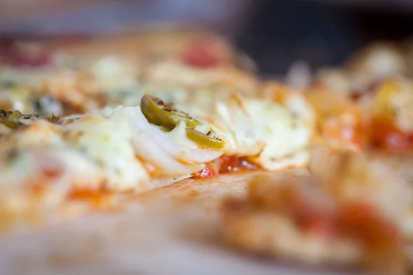 Authentische Hausgemachte Pizza Nahaufnahme Mit Oliven Käse Und Tomaten — Stockfoto