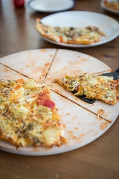 Scheiben Authentischer Hausgemachter Käsepizza Auf Holzteller Und Tisch — Stockfoto