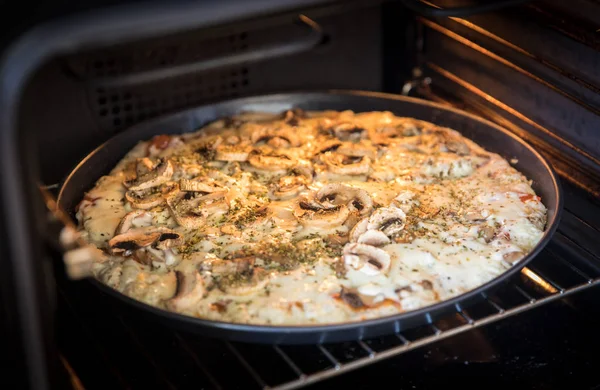 Authentische Hausgemachte Käsepizza Mit Pilzen Auf Teller Ofen — Stockfoto