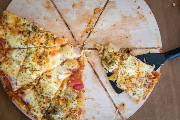 Scheiben Authentische Hausgemachte Käse Pizza Mit Schinken Auf Holzteller Und — Stockfoto