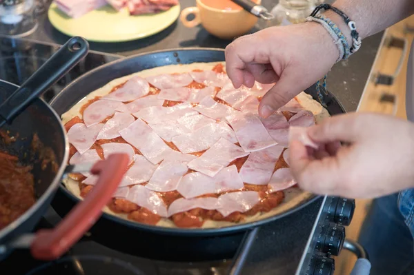 Chef Bereitet Authentische Hausgemachte Käse Pizza Mit Schinken — Stockfoto