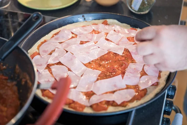 Chef Bereitet Authentische Hausgemachte Käse Pizza Mit Schinken — Stockfoto