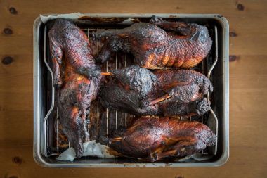 ahşap masa doğrama için hazır tava kavurma içinde kızarmış ördek