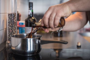 Pekin ördeği yemek pişirmek için ev yapımı Erik sosu