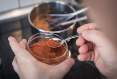 kırmızı biber baharat kaşık ve sos holding eller