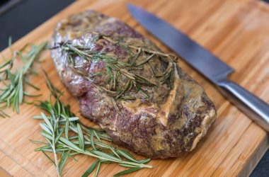 ızgara kesilmemiş biftek ahşap kesme tahtası ve bıçak