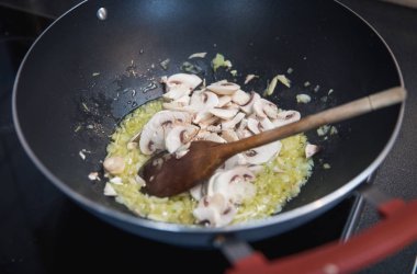 soğan tavada pişirme champignon mantar