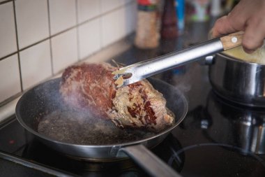 sığır eti yemek ve hazırlık mutfakta Pan kızartma