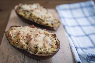 Peynir, kuskus ve sebze ile fırında patlıcan dolması