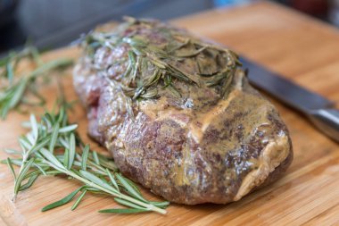 ızgara kesilmemiş biftek ahşap kesme tahtası ve bıçak