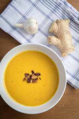 Zencefilli balkabağı çorbası ve hindistan cevizi sütü.