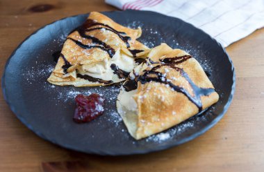 Vanilyalı dondurma ve çikolata koyu taş plaka ile krep