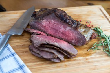 kesme tahtası ve bıçak rozbif