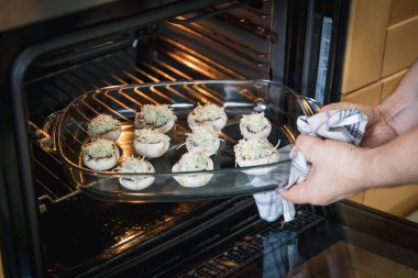 mavi peynir ile doldurulmuş mantar fırına koyarak