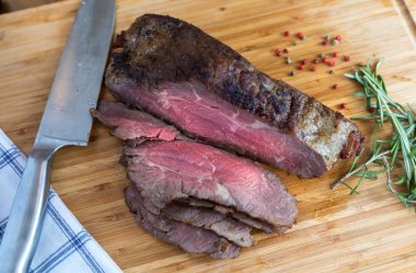 kesme tahtası ve bıçak rozbif