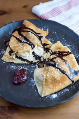 Vanilyalı dondurma ve çikolata koyu taş plaka ile krep