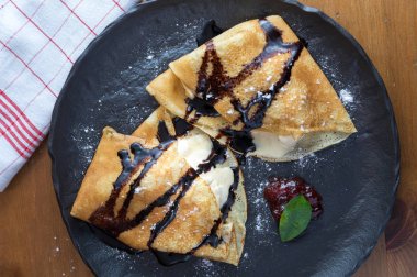 Vanilyalı dondurma ve çikolata koyu taş plaka ile krep