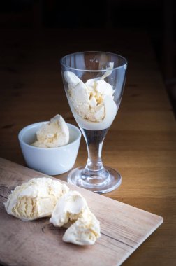 Ahşap masa üzerinde vanilyalı dondurma