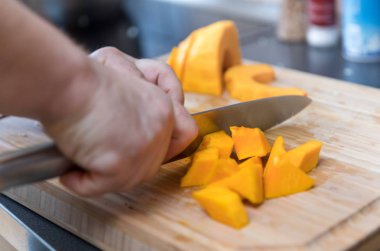 ahşap kesme tahtası üzerinde kesme kabak