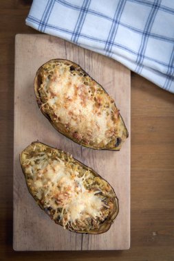 Peynir, kuskus ve sebze ile fırında patlıcan dolması