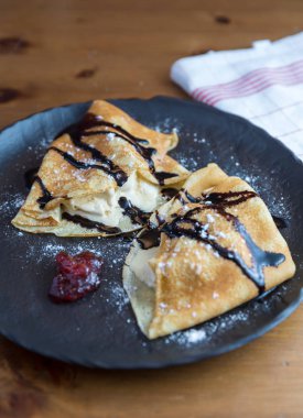 Vanilyalı dondurma ve çikolata koyu taş plaka ile krep