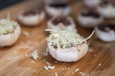 mavi peynir ile doldurulmuş mantar