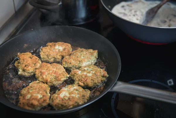 Куриные Котлеты Укропом Грибным Соусом Подаваемые Макаронами — стоковое фото