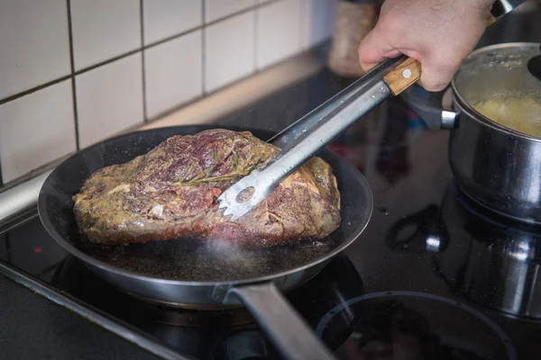 Sült Marha Főzés Előkészítése Pan Konyhában — Stock Fotó