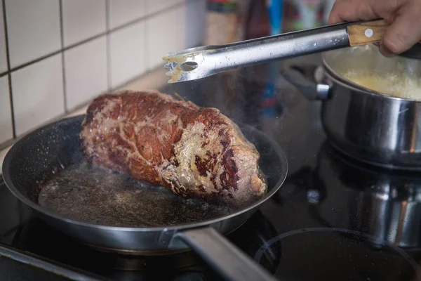 Roastbeef Kochen Und Zubereiten Auf Pfanne Der Küche — Stockfoto