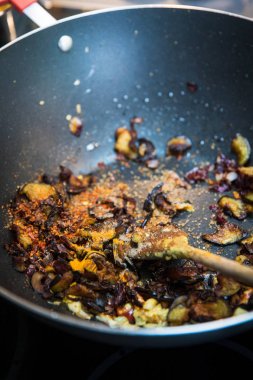 soğan ve köri tavada ızgara patlıcan