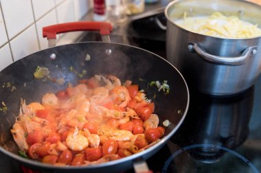 karides tavada domates yemek yakın çekim