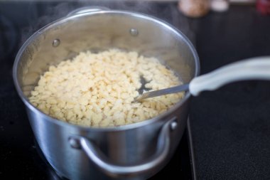 Tavada Bavyera haşlanmış makarna hazırlama