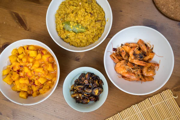 Sri Lanka Curry Con Gamberi Ananas Lenticchie Melanzane Servito Ciotole — Foto Stock