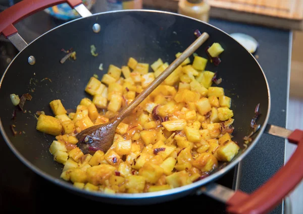 Μαγείρεμα Κάρι Ανανά Στο Τηγάνι — Φωτογραφία Αρχείου