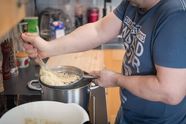 Мужская Кухня Вкусное Блюдо Куриным Мясом Грибами Спаржей Сыром Сковороде — стоковое фото