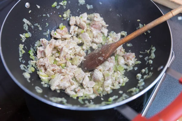 Koken Kippenvlees Uien Koekenpan — Stockfoto