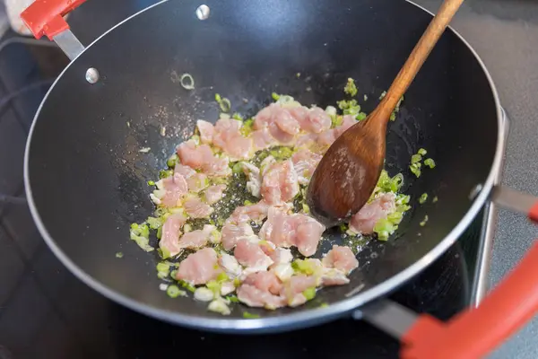 Приготовление Мяса Курицы Лука Сковороде — стоковое фото